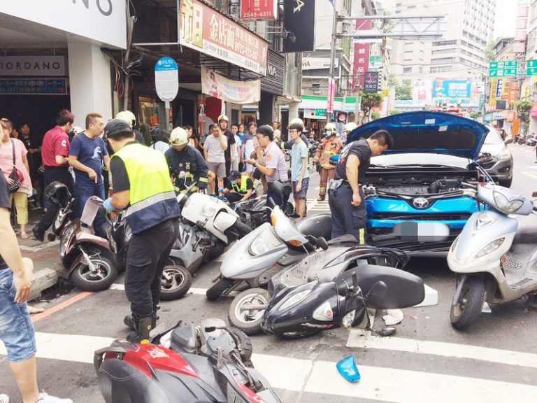 新北中和汽車爆衝 13輛汽機車被撞東倒西歪