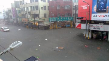 尼莎籠罩半個台灣 屏東雷雨狂轟猛炸多地淹水