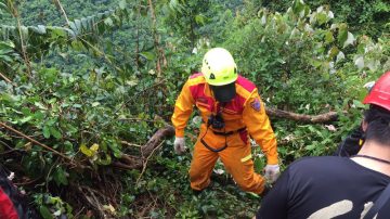 赶在台风登陆前下山 花莲登山队 1人坠谷身亡