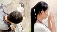 完不成業績 成都某公司男女職員被逼喝廁所水（視頻）