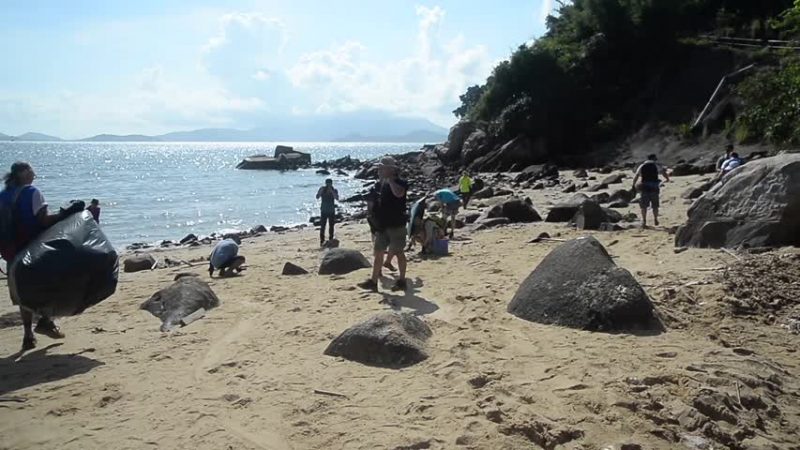 大陸貨船洩油污遲通報 港人自發護海