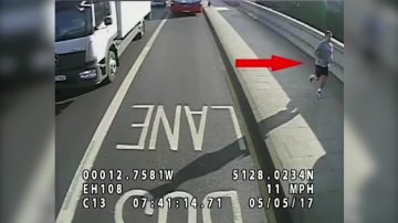 慢跑竟推人撞公交车　伦敦警方公布录像