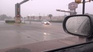 休斯頓暴雨傾盆 中國城多輛車水中拋錨