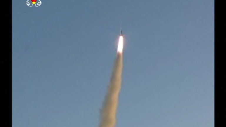 朝鮮無預警再射導彈  飛越日本上空