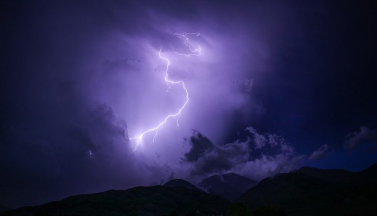 道士作法請神靈 為何反被雷劈？
