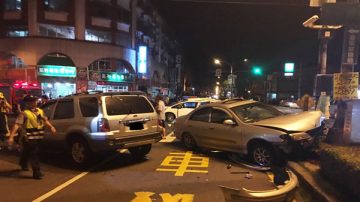 台女驾驶撞车未停再撞2辆车 一家3人惨死另7人伤