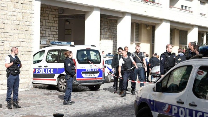 巴黎汽车冲撞军人 6人轻重伤 不排除恐攻(视频)