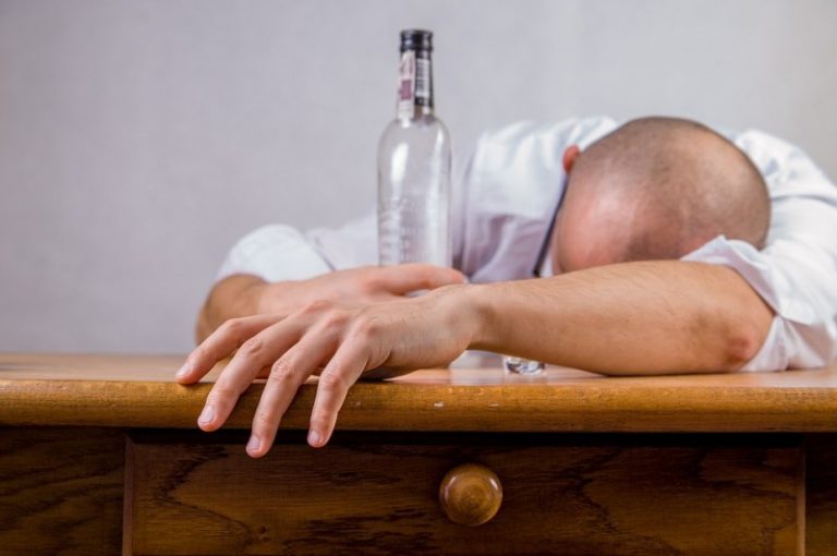 重慶男子喝假酒中毒 醫生灌白酒治療