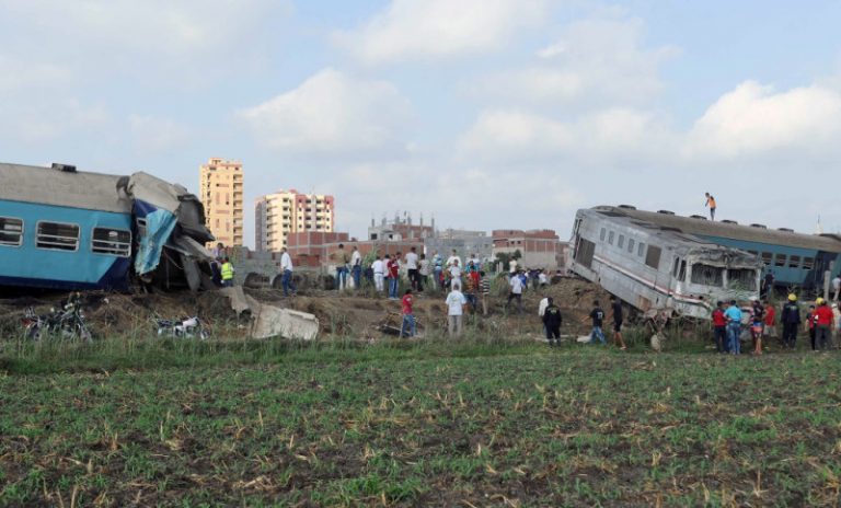 疑變軌錯誤 埃及火車相撞158人死傷