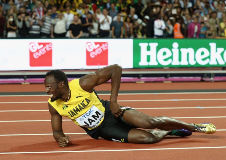 400公尺接力賽 閃電波特跌倒跛行 全場逾5萬觀眾為他加油
