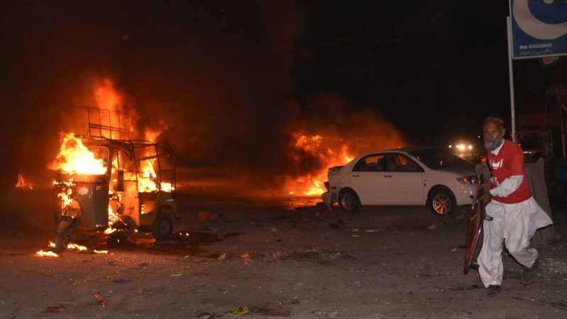 機車炸彈鎖定軍車攻擊 巴國巴士站強烈爆炸至少15死32傷