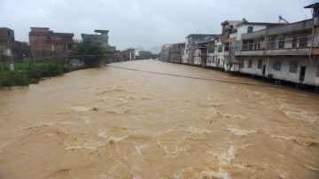 中国多地暴雨洪水持续 湖南山塘溃坝