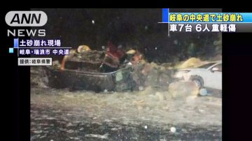 豪雨不斷 日岐阜縣土石衝入高速路7車受波及