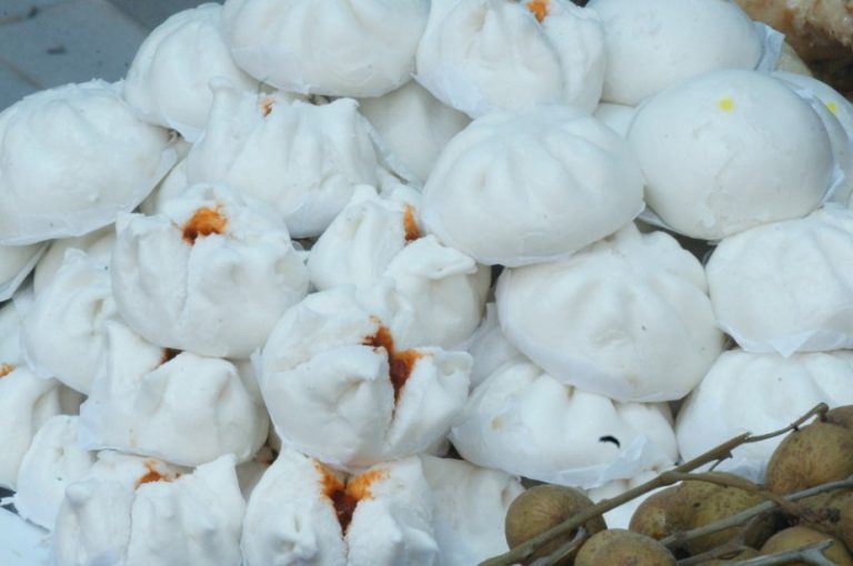 包子店老闆新招了員工以後，經常丟包子，他看到監控跟蹤時才明白事情真相，老闆淚流滿面！