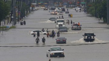 休斯顿暴雨倾盆 中国城多辆车水中抛锚