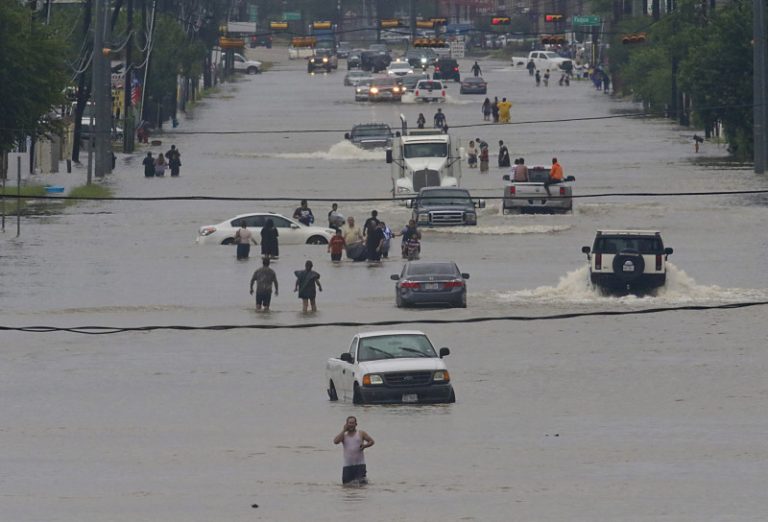 休斯頓暴雨傾盆 中國城多輛車水中拋錨