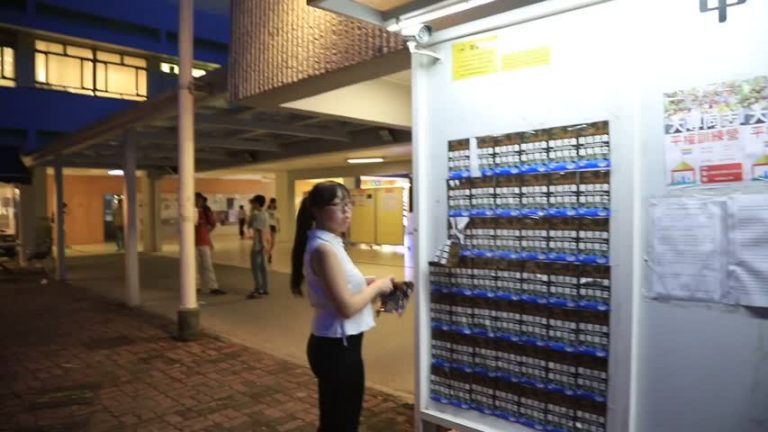 大陸女生撕民主牆「港獨」海報視頻曝光