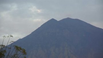 巴厘岛火山喷出200米高硫酸烟雾