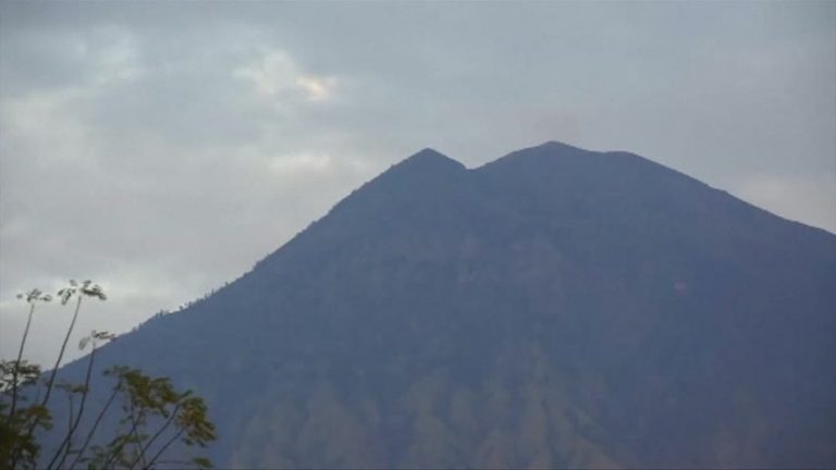 巴厘岛火山噴出200米高硫酸煙霧