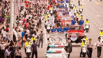 万人空巷！台湾英雄游行 民众塞爆英雄谷