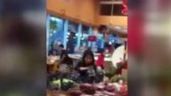 丢脸!华女海外超市偷吃车厘子 边吃边吐核惹众怒(视频)