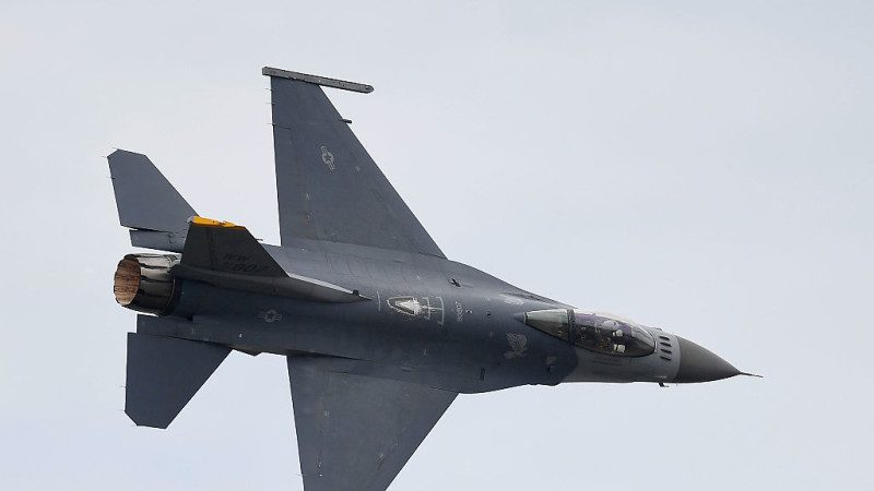 美162联队F-16战机训练坠毁 疑外国飞行员生死未卜