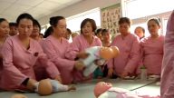 大陆保姆市场乱象：身价上万“爱睡懒觉”