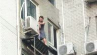 北京母亲带女儿跳楼 女儿大哭：我自己跳（视频）