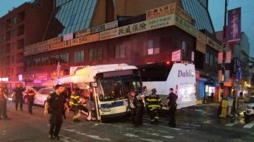 纽约华人密集区公交撞车 3死16伤（视频）