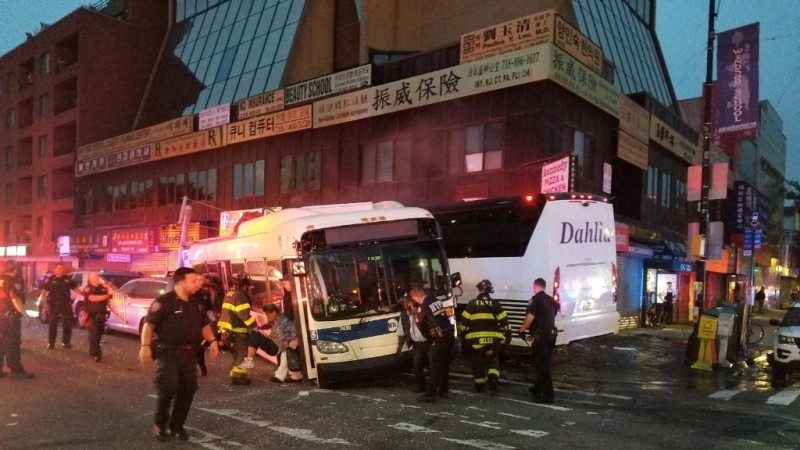 紐約華人密集區公交撞車 3死16傷（視頻）