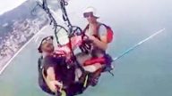 高空垂釣啥感覺？土耳其兩男乘滑翔傘黑海釣魚