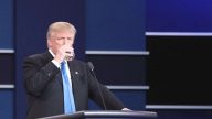 川普到底喝了什麼？ 不飲酒的川普端杯引發西媒大猜想