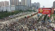 川万人抗议推倒政府大门 官方启动反恐级别维稳（视频）