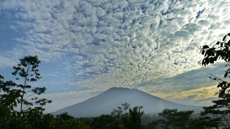 印尼阿貢火山一天564次震動 逾7.5萬人避難 籲遊客備好口罩