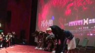 《芳华》撤档炒作？ 冯小刚否认并四度鞠躬致歉