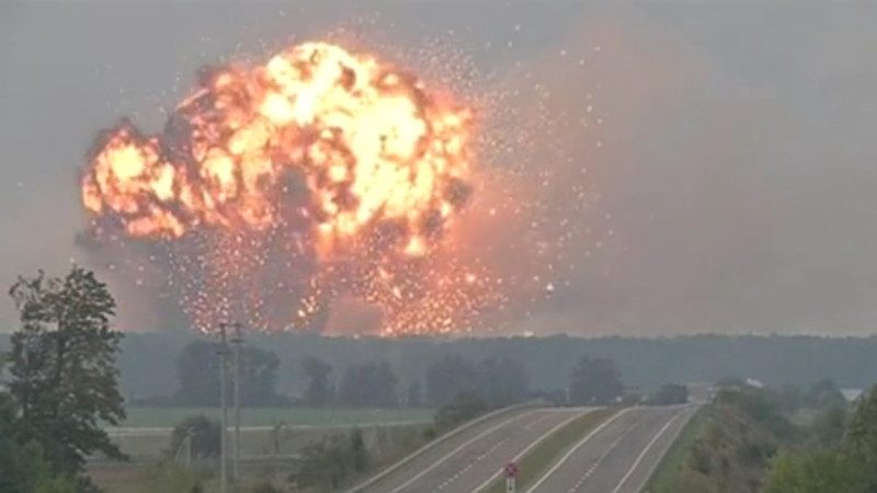 乌克兰18万吨军火库大爆炸场面震撼 系人为破坏（视频）