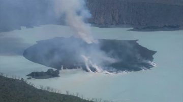 南太平洋岛国火山喷出烟雾 居民疏散