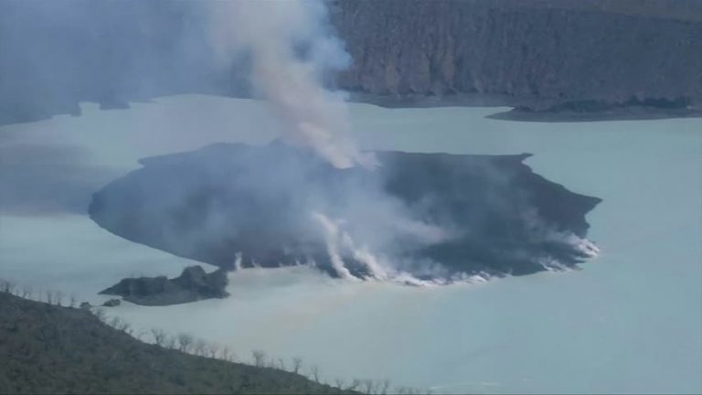 南太平洋島國火山噴出煙霧 居民疏散