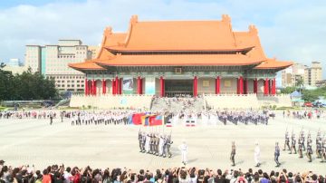 三軍樂儀隊國慶預演 展現精湛操槍技巧