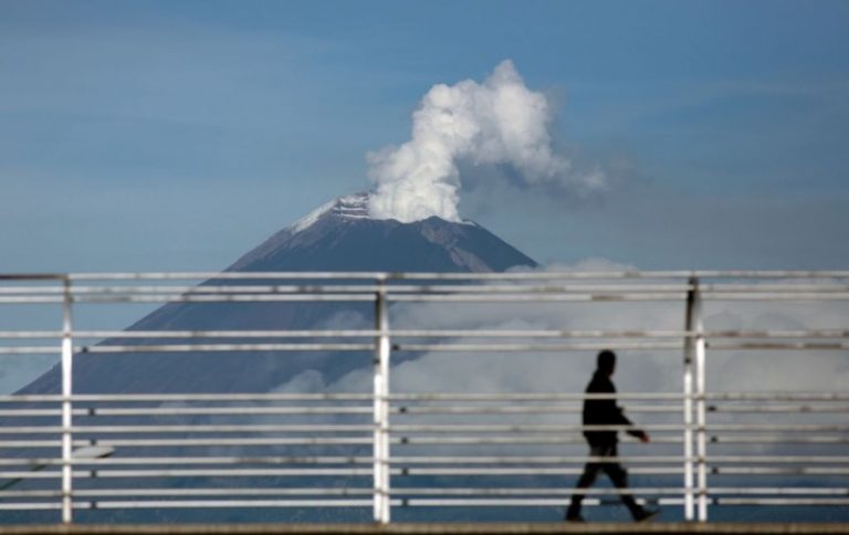 墨西哥火山大爆發 熔岩噴至2公里高(視頻)
