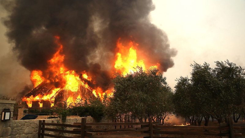 加州大火势头凶猛 1人死2万人撤离