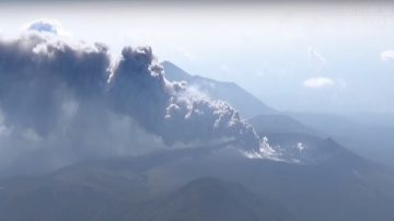 日本新燃岳火山喷发伴随振动 民众需作好撤离准备