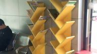 甘肅公交站設「流動書架」 逾千冊名著被偷光光（視頻）