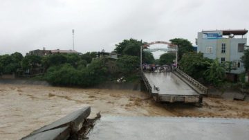 越南暴雨成災 橋塌路斷土石流 40死22失蹤