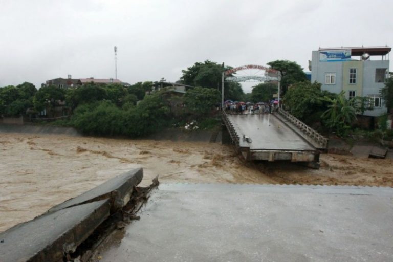 越南暴雨成災 橋塌路斷土石流 40死22失蹤
