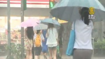 阳明山风强雨急 学生被吹着走 文大紧急停课