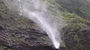 共伴效应发威 兰屿“时雨瀑”被吹得往天上飞