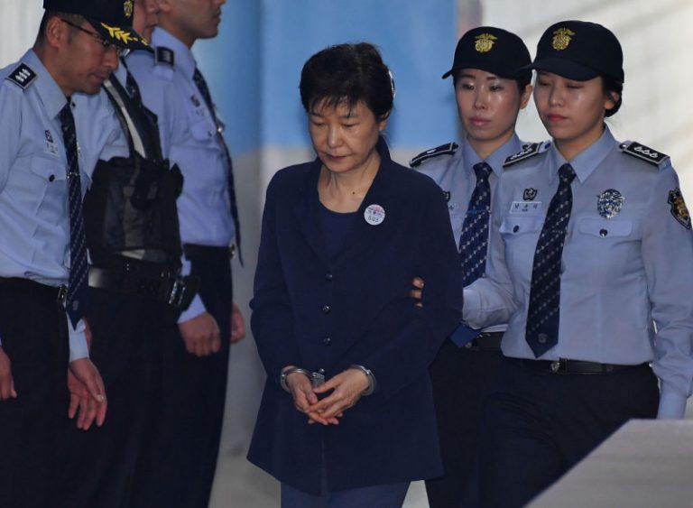 朴槿惠首次主動發言 否認濫權謀私