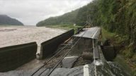 蘭陽溪暴漲 台7線路基掏空 宜蘭約2000居民受困