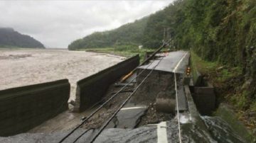 兰阳溪暴涨 台7线路基掏空 宜兰约2000居民受困